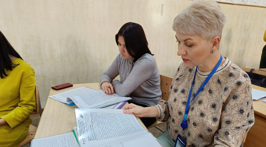 Учителя проверяют конкурсные работы © Фото Марии Ефимкиной