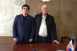 Магомед Шабанов (слева) &copy;&nbsp;Фото пресс-службы администрации Кизилюртовского района