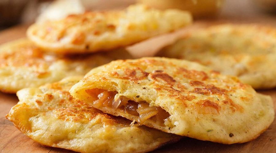 луковые лепешки © Изображение сгенерировано с помощью Gigachat