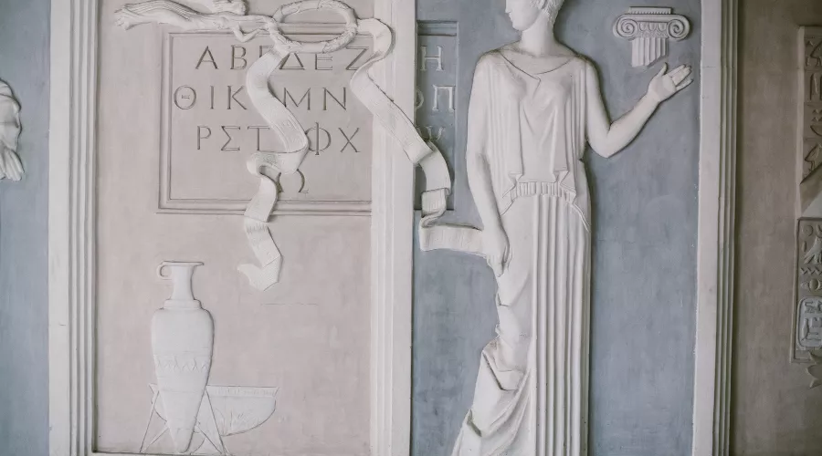 Фрагмент барельефа скульптора Аполлонова в Доме книги &copy;&nbsp;Фото Марии Малышевой, Юга.ру