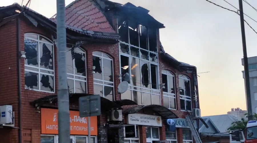 Сгоревшее здание на улице Тургенева, 1 июля 2023 г. &copy;&nbsp;Фото Антона Быкова