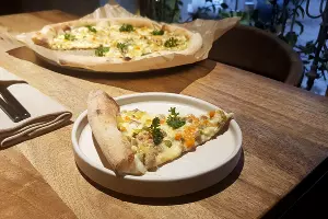 Пицца &laquo;Оливье&raquo; &copy;&nbsp;Фото Марины Солошко, Юга.ру