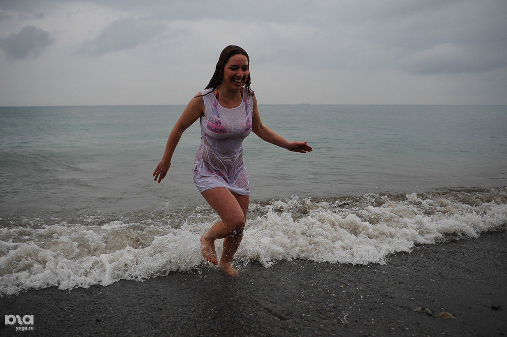 Крещение в сочи. Сочи море зимой купаются. Крещение в сочи 2022. Купель сочи. Крещение господне в море.