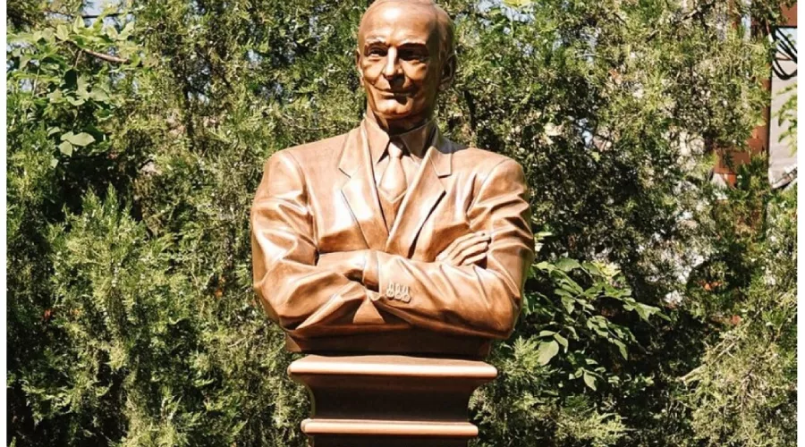 Бюст Василия Ланового на Офицерском бульваре в Краснодаре &copy;&nbsp;Скриншот публикации на сайте администрации Краснодарского края, Admkrai.krasnodar.ru