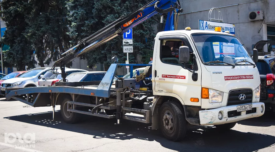 Эвакуатор &copy;&nbsp;Фото Елены Синеок, Юга.ру