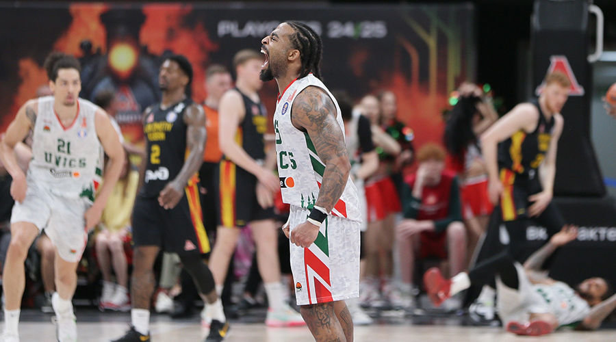 Игрок УНИКСа Маркус Кин празднует трехочковое попадание в овертайме матча за бронзовые медали против «Локомотива-Кубань», 2 июня 2025 г. © Фото предоставлено пресс-службой ПБК «Локомотив-Кубань» (автор – Фёдор Обмайкин)