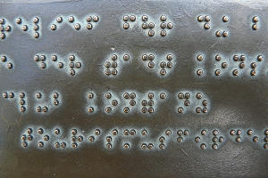 Надпись шрифтом Брайля © Фото Hans, pixabay.com