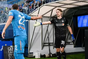 Вратарь «Краснодара» Сафонов не снял перчаток, отбивая «пятюню» Артему Дзюбе &copy;&nbsp;Пресс-служба ФК &laquo;Краснодар&raquo;, Fckrasnodar.ru