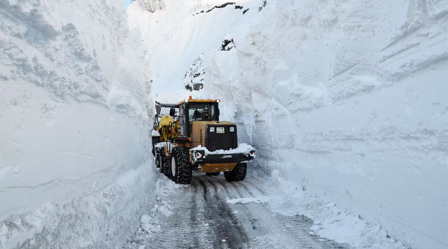 Дорожники расчищают Транскам от снега &copy;&nbsp;Фото пресс-службы ФКУ Упрдор &laquo;Кавказ&raquo;