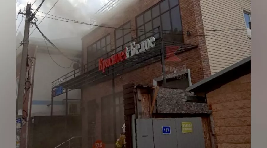 Пожар в магазине «Красное и Белое», Краснодар, 18 июня 2022 года &copy;&nbsp;Скриншот фото в телеграм-канале &laquo;Типичный Краснодар&raquo;, T.me/krd_tipich_ru