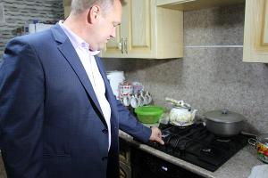 Евгений Ильин на чаепитии у жителя хутора Новопеховского &copy;&nbsp;Фото пресс-службы администрации Тбилисского района