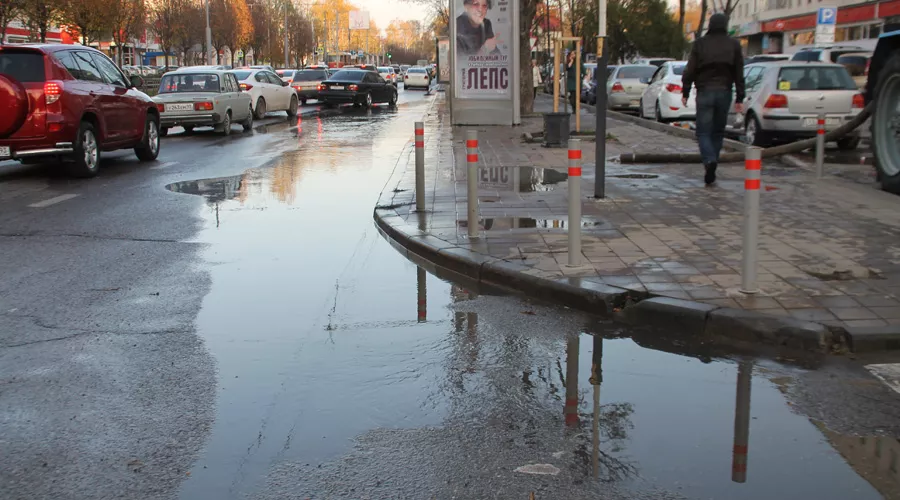Порыв трубы на улице Ставропольской в Краснодаре &copy;&nbsp;Фото Дмитрия Пославского, Юга.ру