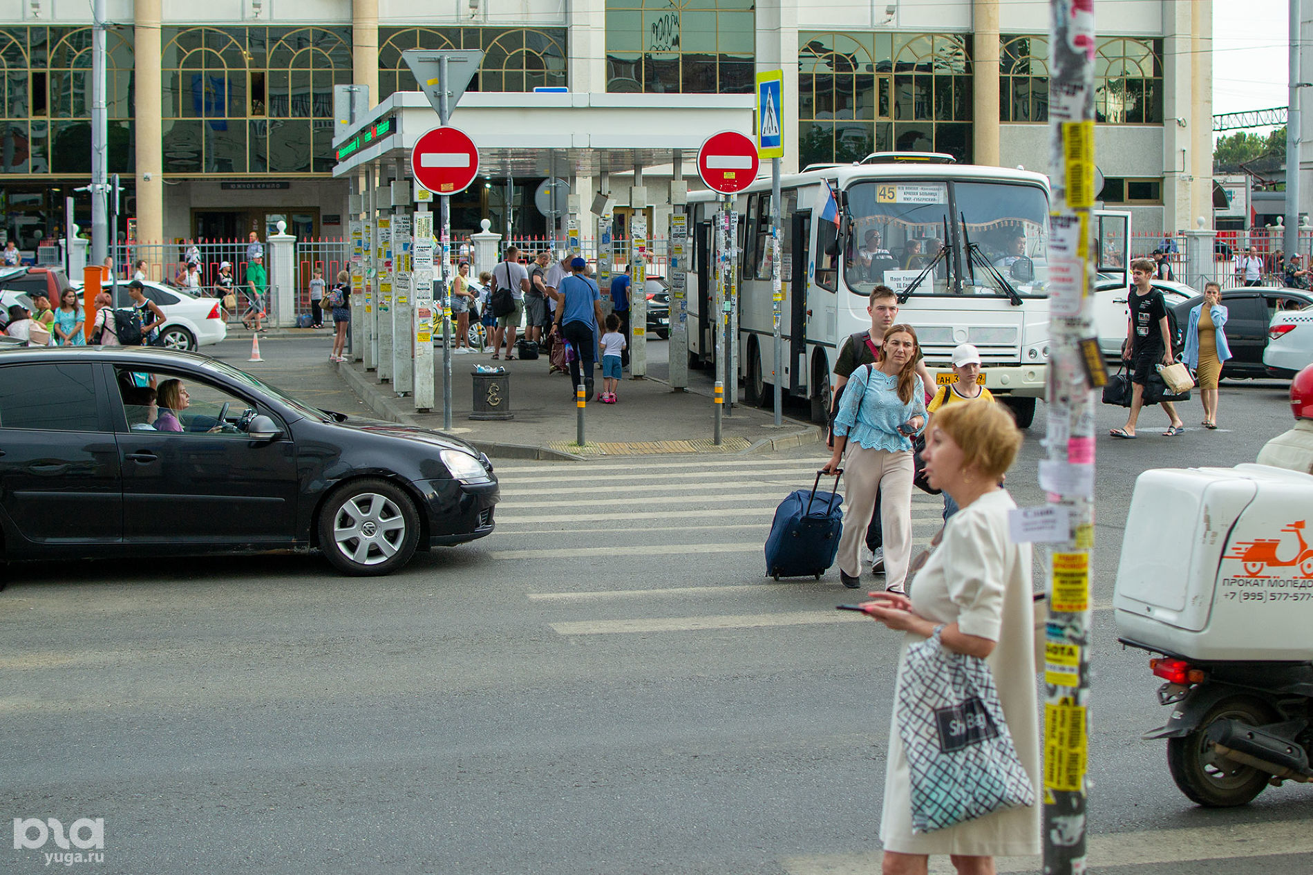 Между зонами досмотра авто- и ж/д вокзалов © Фото Александра Гончаренко, Юга.ру