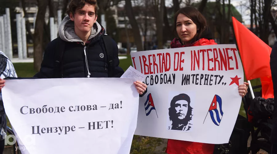 Митинг протеста в Вишняковском сквере  Краснодара &copy;&nbsp;Фото Елены Синеок, Юга.ру