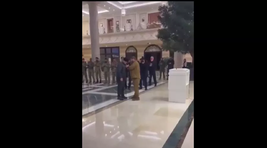 Рамзан Кадыров награждает своего сына Адама &copy;&nbsp;Кадр из видео t.me/bazabazon/21991