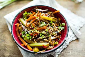 Гречневая лапша с овощами &copy;&nbsp;Фото Анны Голубцовой