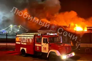 Пожар в аквапарке, Джубга, 9 июля 2022 г. &copy;&nbsp;Скриншот телеграм-канала &laquo;Любимый Сочи&raquo;, T.me/love_sochi