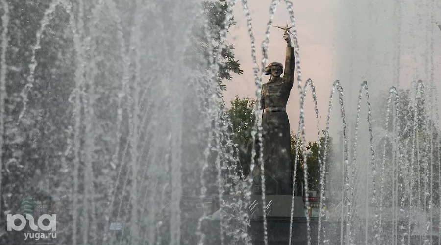 Фонтан перед кинотеатром "Аврора" в Краснодаре &copy;&nbsp;Михаил Ступин, ЮГА.ру