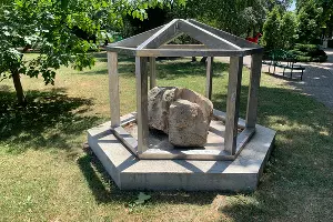 Скульптура «Белореченский торт» в парке Белореченска &copy;&nbsp;Фото Антона Быкова, Юга.ру