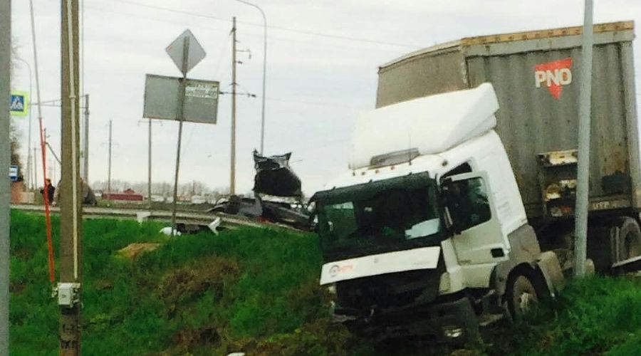  © Место аварии Фото соцсети "Вконтакте" группы "Автомобильный Краснодар", vk.com/autokrd