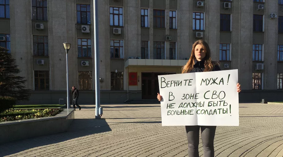 Ксения Абрамова у администрации Краснодарского края, 20.12.2022 &copy;&nbsp;Фото Александра Гончаренко, Юга.ру