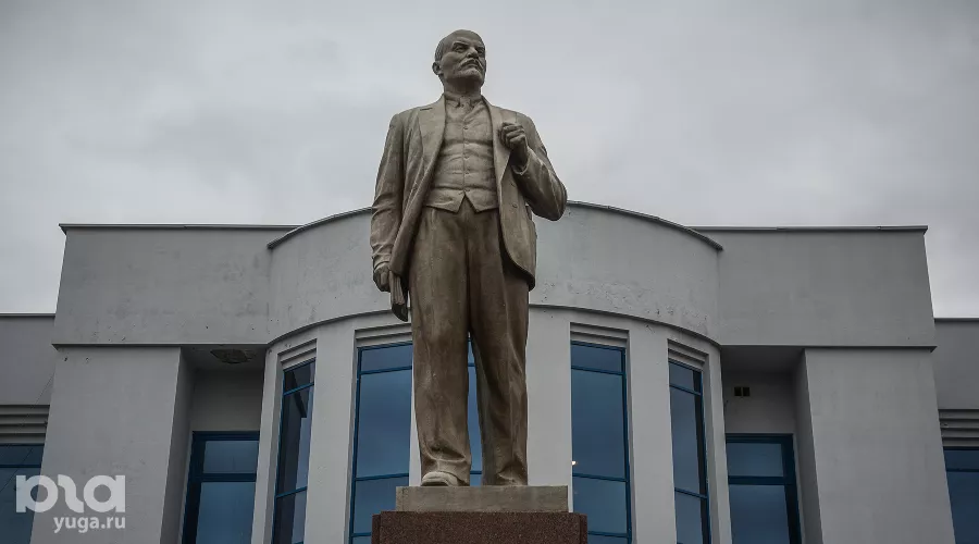 Памятник Ленину на площади перед ДК ЖД &copy;&nbsp;Фото Елены Синеок, Юга.ру