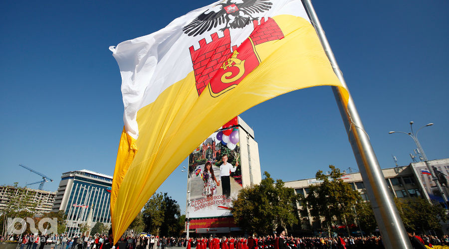 Поднятие флага на День города в Краснодаре &copy;&nbsp;Елена Синеок, ЮГА.ру