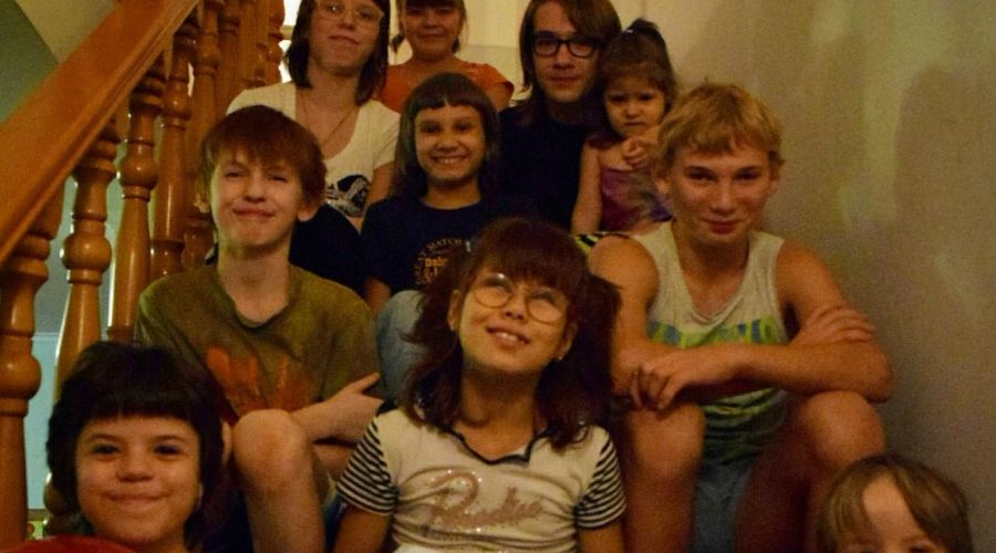 13 приемных детей. 13 приемных детей. 13 приемных детей. деревня шапы смоленская область. многодетная татарская семья.