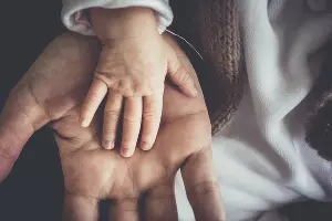 руки, дети, &copy;&nbsp;Фото skalekar1992 с сайта pixabay.com