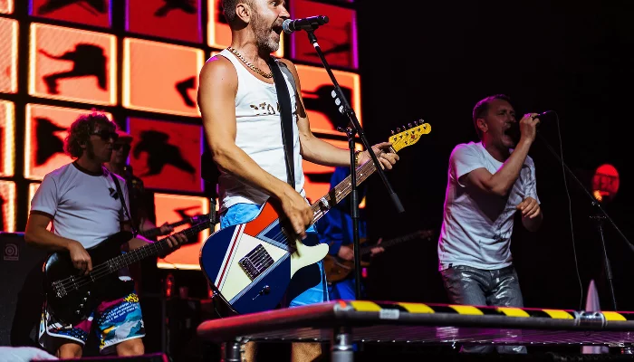 Выступление группировки «Ленинград» в Сочи. Дворец зимнего спорта «Айсберг», август 2017 г. &copy;&nbsp;Фото Игоря Грипаса