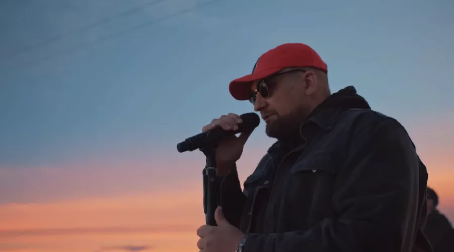 Кадр из клипа Басты к треку «На заре («Альянс» Cover)» &copy;&nbsp;Скриншот видео на ютуб-канале Gazgolder