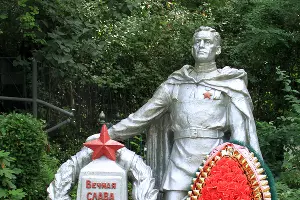 Братская могила 4 советских воинов, погибших в боях с фашистскими захватчиками: приморская долина, гор. кладбище, Туапсе &copy;&nbsp;Фото Basalaev, commons.wikimedia.org (лицензия CC 4.0)