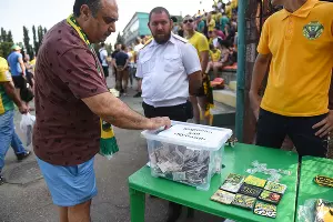 Болельщики на матче между &laquo;Кубанью&raquo; и &laquo;Абинском&raquo; &copy;&nbsp;Фото Елены Синеок, Юга.ру