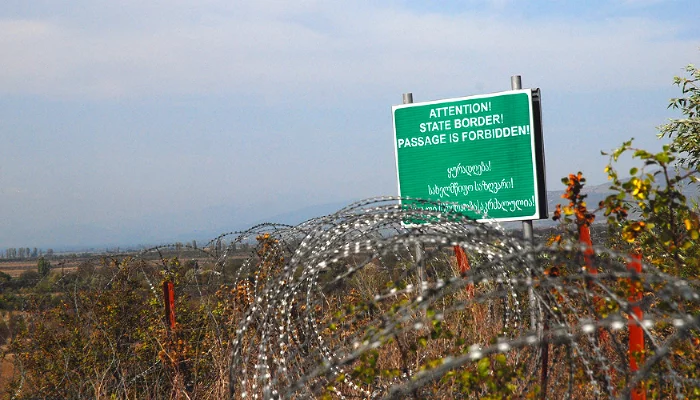 Указатель на границе Грузии и Южной Осетии &copy;&nbsp;Фото с сайта wikimedia.org