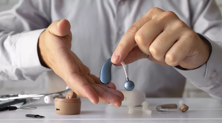  &copy;&nbsp;фото freepik https://www.freepik.com/free-photo/front-view-man-holding-hearing-aids_32077739.htm#page=3&query=%D1%81%D0%BB%D1%83%D1%85%D0%BE%D0%B2%D0%BE%D0%B9%20%D0%B0%D0%BF%D0%BF%D0%B0%D1%80%D0%B0%D1%82&position=28&from_view=search&track=ais