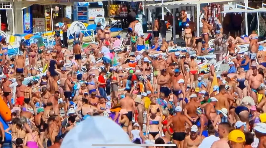 Заполненные пляжи Кабардинки &copy;&nbsp;Скриншот из видео на ютуб-канале &laquo;Жизнь на море&raquo;