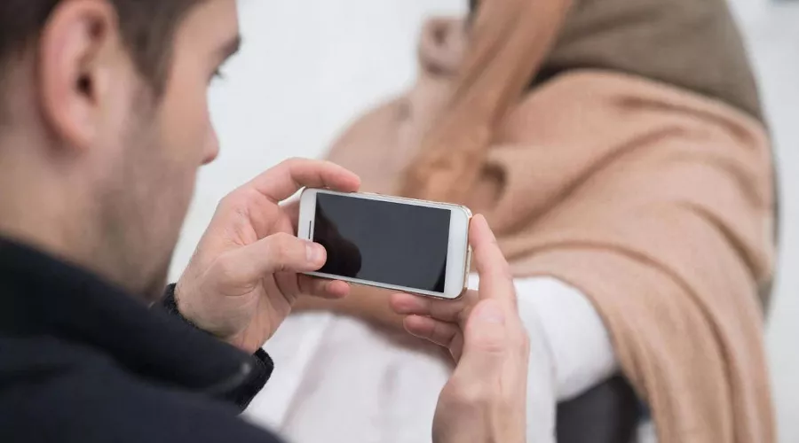 телефон &copy;&nbsp;Изображение сгенерировано с помощью Gigachat