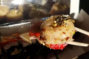 Роллы &laquo;Сирена&raquo; с сусальным золотом в &laquo;Карамбе&raquo; &copy;&nbsp;Фото Марины Солошко, Юга.ру