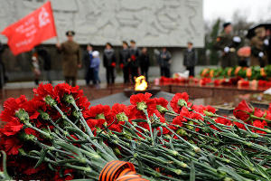 Церемония возложения венков и цветов к обелиску погибшим воинам © Алёна Живцова, ЮГА.ру