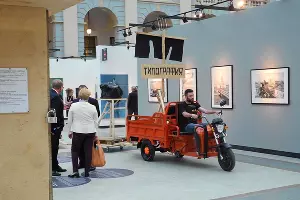 Инсталляция арт-группировки ЗИП на Cosmoscow &copy;&nbsp;Фото культурного центра &laquo;Типография&raquo;