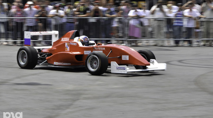 Болид Marussia на фестивале "Формула Сочи" © Елена Синеок. ЮГА.ру