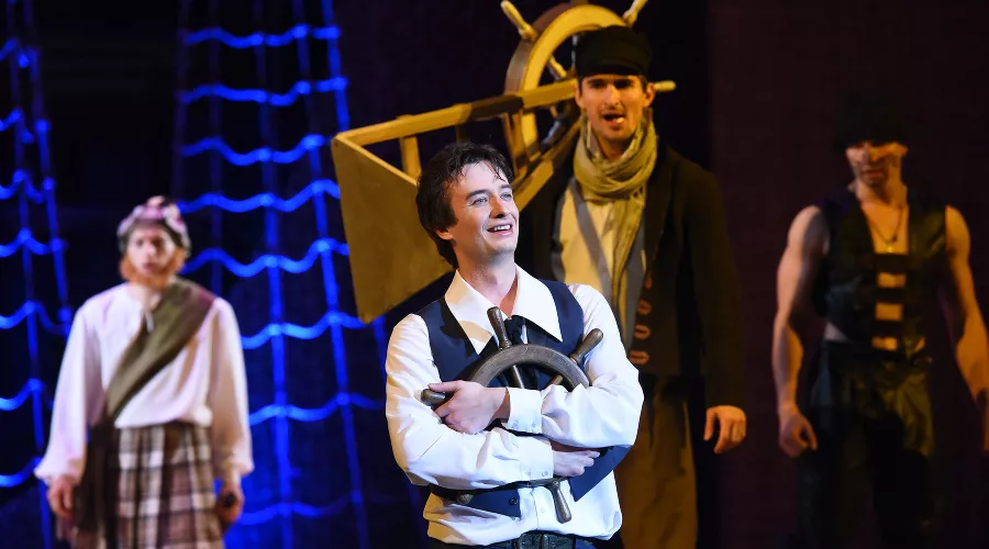 Арсений Фогелев во время премьеры спектакля «Алые паруса» &copy;&nbsp;Фото Елены Синеок, Юга.ру