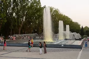 Фонтан перед кинотеатром "Аврора" в Краснодаре &copy;&nbsp;Михаил Ступин, ЮГА.ру