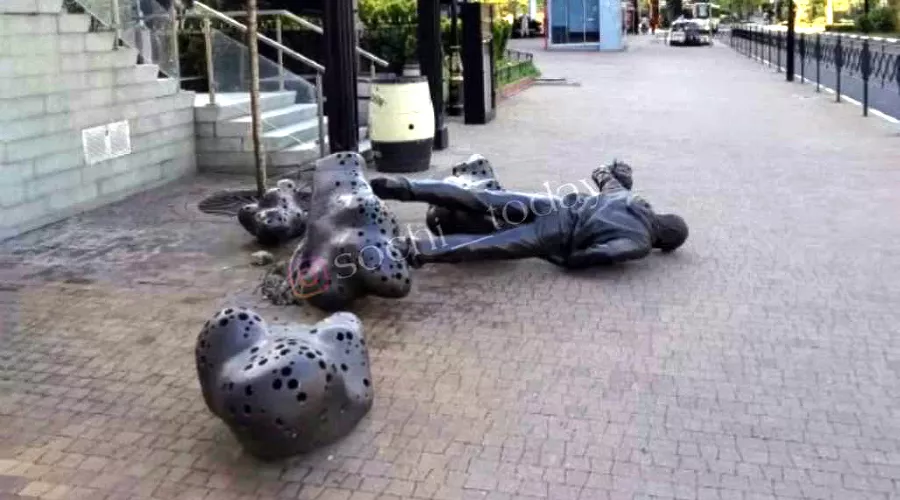 Рухнувшая статуя Андрея Григорьева-Аполлонова в Сочи &copy;&nbsp;Телеграм-канал "Sochi Today", @sochi_today