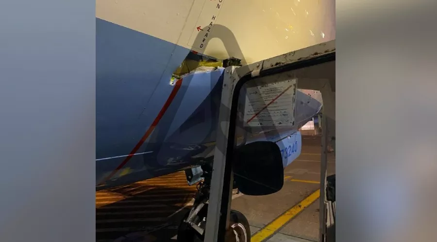 Последствия столкновения самолета с багажным тягачом, Адлер, 4 июня 2023 г. &copy;&nbsp;Скриншот публикации в телеграм-канале &laquo;Авиаторщина&raquo;, T.me/aviatorshina