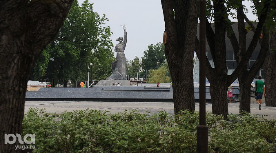 Отреставрированный парк перед кинотеатром "Аврора" © Михаил Ступин, ЮГА.ру