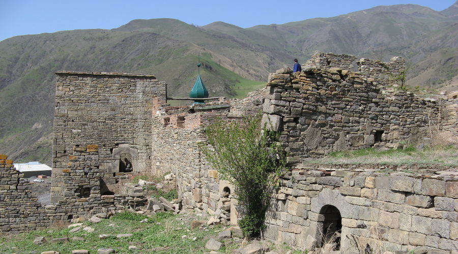 Крепость рядом с селом Итум-Кали © Фото Noxchiy с сайта wikimedia.org