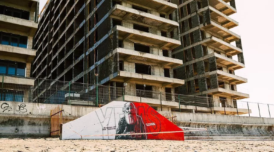 Многоэтажка под снос на улице Белорусской в Сочи &copy;&nbsp;Фото из аккаунта youfeelmyskill, www.instagram.com/youfeelmyskill