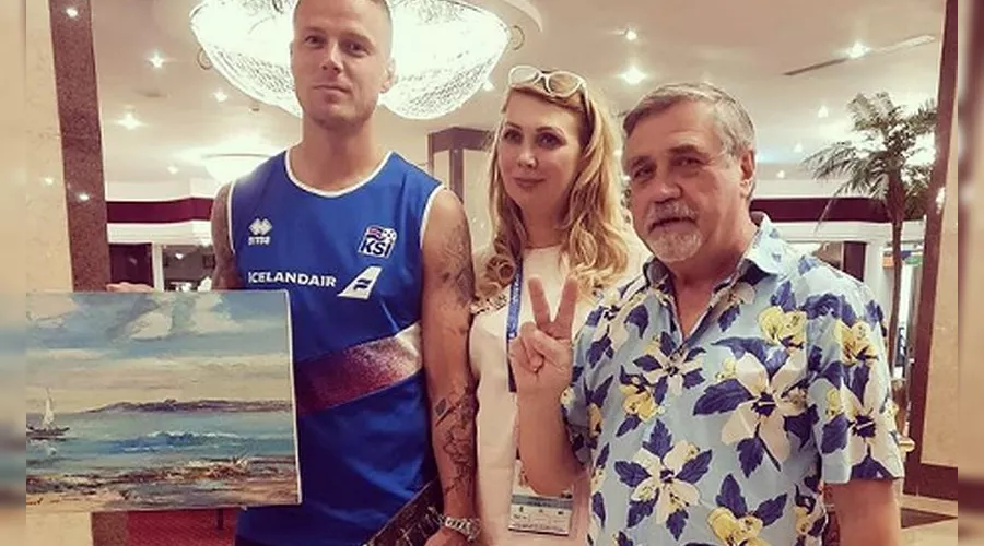 Исландец с подаренной картиной  &copy;&nbsp;Фото со страницы instagram.com/footballiceland/