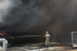 Пожар на складе резиновых изделий в Краснодаре &copy;&nbsp;Михаил Ступин, ЮГА.ру